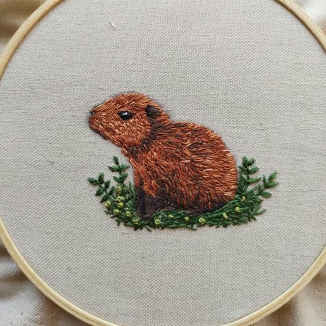 Wombat Embroidery, Animal Embroidery Simple, Capybara Embroidery, Vegan Embroidery, Capybara Art, Machine Embroidery Projects, Hand Embroidery Projects, Thread Painting, Embroidery On Clothes