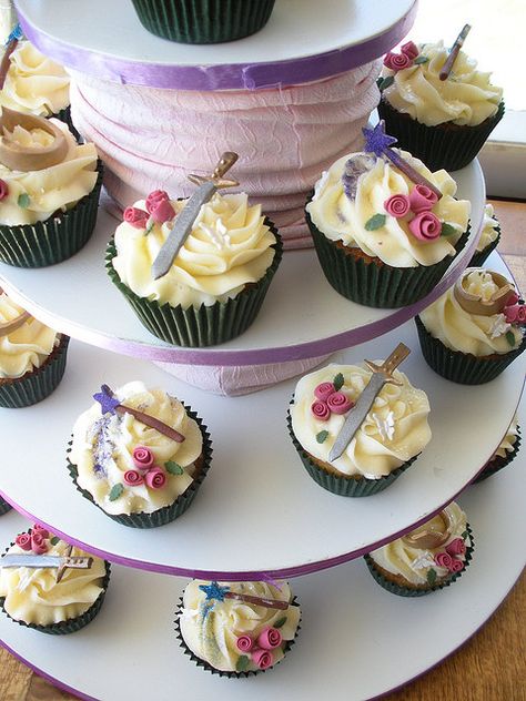 Princess cupcakes! Wands & Swords for a Sleeping Beauty party! Sleeping Beauty Wedding Theme, Dracula Wedding, Sleeping Beauty Birthday Party, Beauty Party Ideas, Sleeping Beauty Wedding, Handfasting Wedding, Sleeping Beauty Party, Disney Cupcakes, Theme Cupcakes