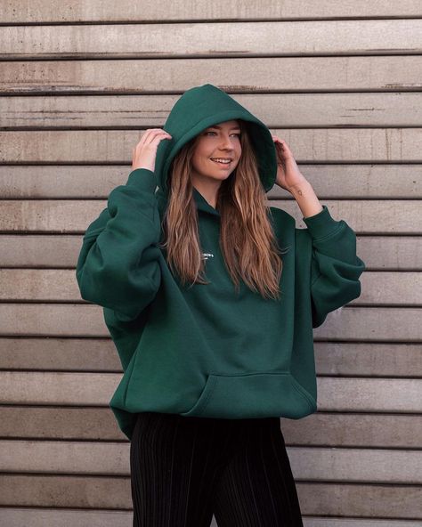 Green Hoodie Outfit, Dark Green Sweatshirt, Girl With Brown Hair, Green Sweatshirt, Cozy Hoodie, Green Hoodie, Hoodie Outfit, Your Boyfriend, City Girl