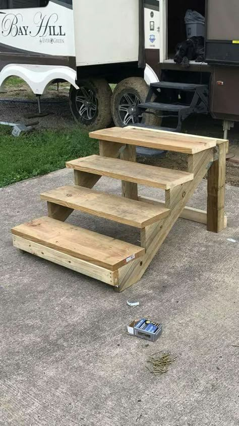 Diy Deck Stairs Wood, Rv Steps Ideas Diy, Free Standing Stairs, Camper Stairs, Mobile Home Steps, Diy Stairs Outdoor, Stairs Outdoor, Camper Steps, Pallet Stairs