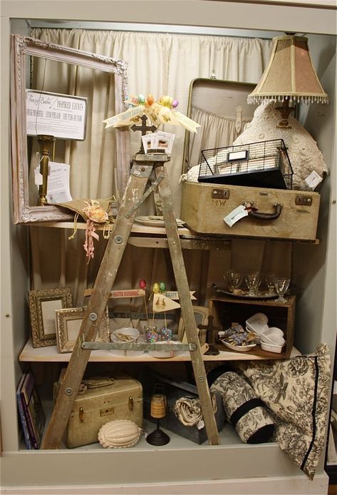 Booth Display Ideas, Vintage Market Booth, Vintage Booth Display, Antique Booth Displays, Antique Mall Booth, Vintage Booth, Antique Booth Ideas, Craft Booth Display, Old Ladder