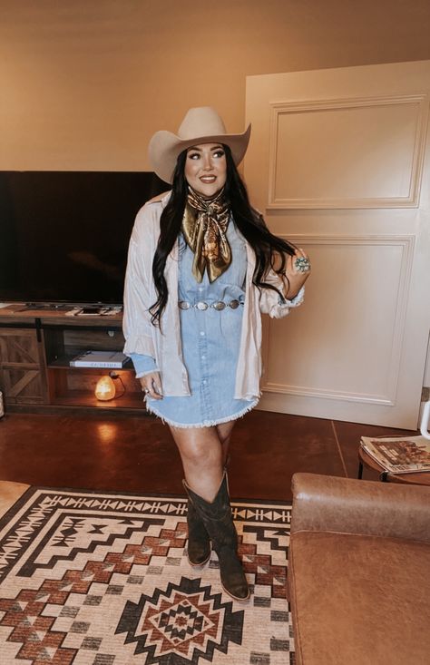 Curvy Western Outfits Women, Brianna Purvis, Rancho Lifestyle, Curvy Western Outfits, Western Photoshoot Outfits, Latina Cowgirl Outfits, Plus Size Western Outfits Woman, Plus Size Western Outfits, Winter Western Outfits Women