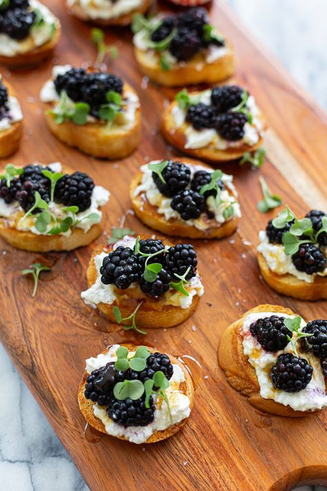 Blackberry Goat Cheese, Goat Cheese Recipes Appetizers, Summer Appetizers, Cheese Recipes Appetizers, Cheese Crostini, Goat Cheese Appetizer, Goat Cheese Crostini, Crostini Appetizers, Infused Honey