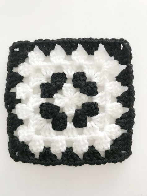 Animal Crochet Granny Squares, Black Crochet Pattern, Granny Square Black And White, Granys Square Pattern, Black And White Granny Square, Free Crochet Baby Blanket Patterns, Crochet Baby Blanket Patterns, Free Crochet Baby Blanket, Baby Blanket Patterns