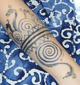 Indigo Woad Body Art:: Ancient Celtic Practice::: http://www.blurberrybuzz.com/index_files/Page737.htm Blue Woad Tattoo, Celtic Woad Tattoo, Celtic Body Painting, Blue Celtic Tattoo, Woad Tattoo Celtic, Boudicca Tattoo, Celtic Chest Tattoo, Pictish Tattoo, Blue Tattoos