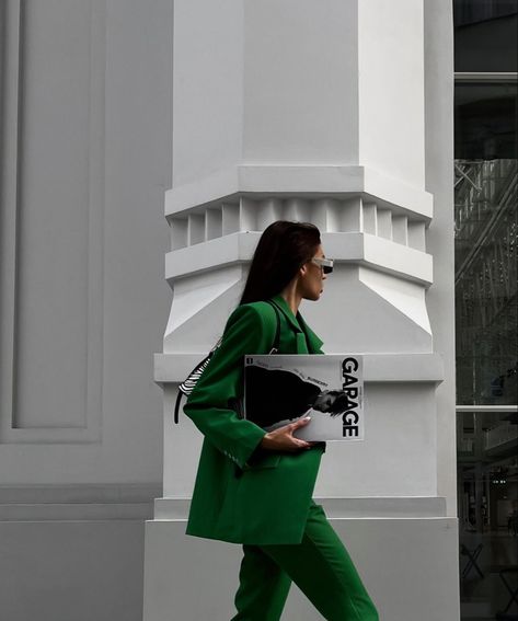 Green Outfit Photoshoot, Emerald Green Outfit, Blazer Verde, Green Branding, Woman In Suit, Business Photoshoot, Personal Branding Photoshoot, Wearing All Black, Outdoor Photoshoot