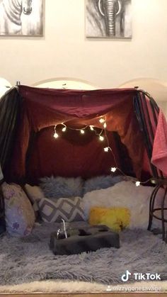 Sleepover Forts, Sleepover Fort, Cool Forts, Teen Sleepover Ideas, Sleepover Room, Teen Sleepover, Romantic Date Night Ideas, Girl Sleepover, Blanket Fort