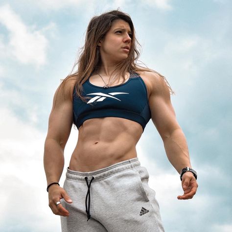 Upper Body Refrences, Muscular People Reference, Muscle Drawing Women, Slightly Muscular Build Reference, Muscular Reference Photo, Female Muscles Reference, Athletic Female Build Reference, Small Chest Reference Female, Buff Women With Swords