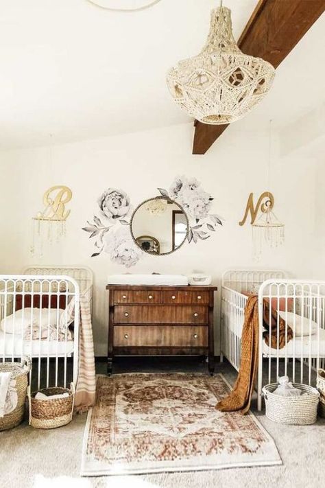 VINTAGE NURSERY IDEAS | Sweet vintage! Today we are bringing you some vintage nursery ideas that we are currently obsessed with. The exquisite and delicate style of these vintage nursery room are so beautiful Simple Twin Nursery, Vintage Twin Nursery, Twin Nurseries, Twin Nursery Gender Neutral, Twin Nursery Room, Twin Baby Rooms, Gorgeous Nursery, Vintage Girl Nursery, Twin Nursery