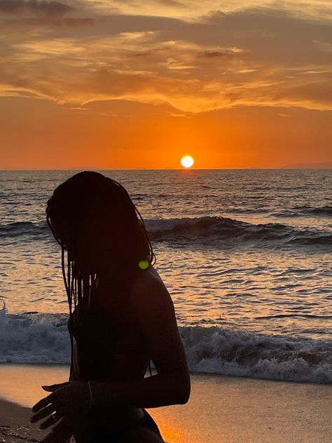 Black Beach Girl Aesthetic, Beach Girl Outfits, Woman On Beach, Faceless Aesthetic, Dark Beach, Vacation Pics, Beach Girl Aesthetic, Summer Picture Poses, Aesthetic Content