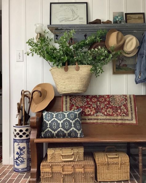 Old World Entryway, Foyer Ideas Entryway Vintage, Cottagecore Foyer, Vintage Entryway Decor, Antique Entryway Decor, Small Hallway Entryway Ideas, Entry Way Decoration Ideas, English Cottage Entryway, Living Room Entryway Ideas