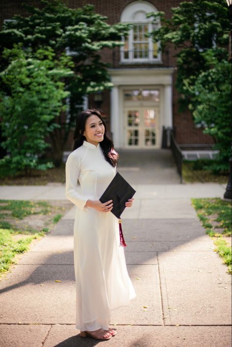 Graduation Pictures Black Dress, Ao Dai Graduation Photoshoot, Ao Dai Graduation, Graduation Pictures With Parents, Graduation Pictures College, Poses Graduation, Individual Photoshoot, Grad Stoles, Grad Portraits