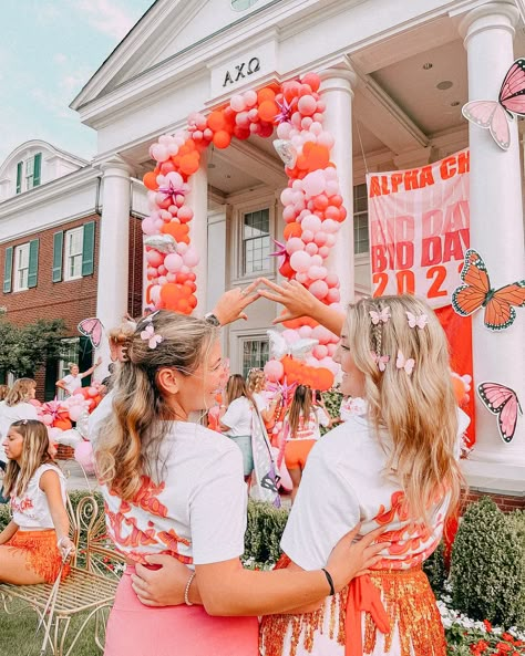 Bid Day Picture Ideas, Butterfly Bid Day, Tacky Prom, Photography Chair, Work Week Themes, Sorority Work Week, Pic Inspo Poses, Sorority Recruitment Themes, Rush Week Outfits