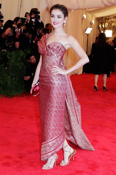 Nora Zehetner in Marchesa Professional Dresses Women, Nora Zehetner, Harry Winston Jewelry, Thai Silk Dresses, Fashion Portfolio Layout, Recycled Dress, Tenun Ikat, Met Gala Red Carpet, Harry Winston