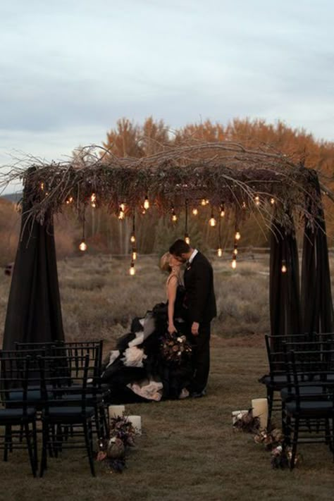 Simple Halloween Wedding Arch ideas Gothic Wedding Decorations, Dark Romantic Wedding, Gothic Wedding Theme, Dark Wedding Theme, Arch Ideas, Wedding Ceremony Ideas, Halloween Themed Wedding, Goth Wedding, Dark Wedding