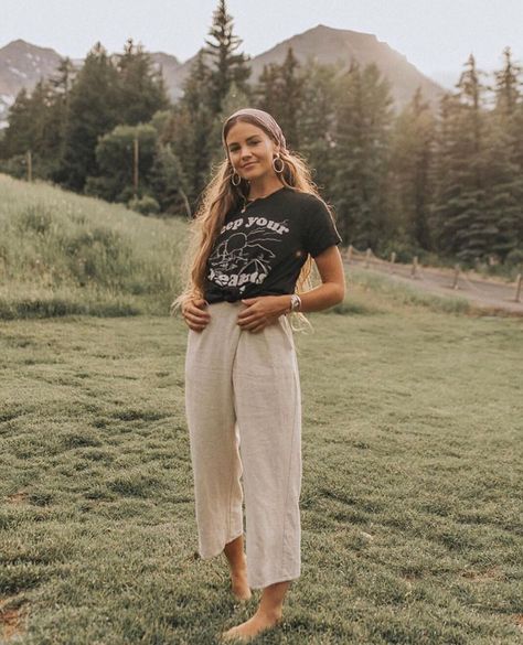 Boho Mom Outfits, Teaching Fits, Modest Pants, Mom Style Summer, Boho Mom, Hippie Mom, Monochromatic Fashion, To The Mountains, Instagram Outfits