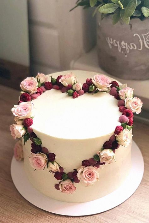 One understated cake looks ideal for wedding planners. As a planner, that enhances a minimalist look. Collect it to your wedding aesthetic ideas. Anniversary Cake Aesthetic, Timeless Wedding Cake, Minimalist Wedding Cake, Wedding Aesthetic Ideas, Cake Minimalist, Cake Style, Cake Aesthetic, Wedding Anniversary Cake, Fashion Cakes