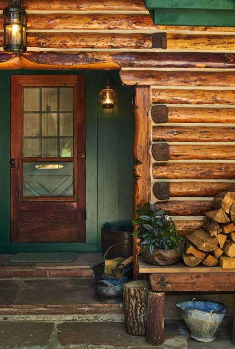 Modern-rustic log cabin preserves historic charm in Steamboat Springs Rustic Cabin Exterior, Cabin Exterior Colors, Log Cabin Cottage, Log Home Exterior, Log Cabin Modern, Cabin Colors, Vintage Log Cabin, Log Homes Exterior, Winter Porch Decor