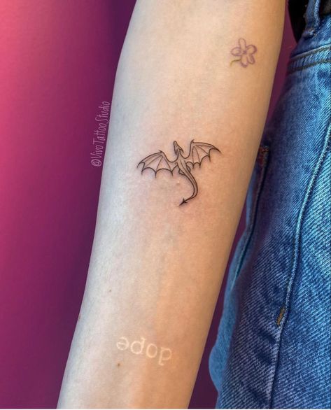 Dragon Tattoo Taylor Swift, Dragon Outline Tattoo Simple, Taylor Swift Dragon Tattoo, Single Line Dragon, Dragon Fine Line Tattoo, Fineline Dragon Tattoo, Fine Line Dragon Tattoo, Tiny Dragon Tattoo, Wyvern Tattoo