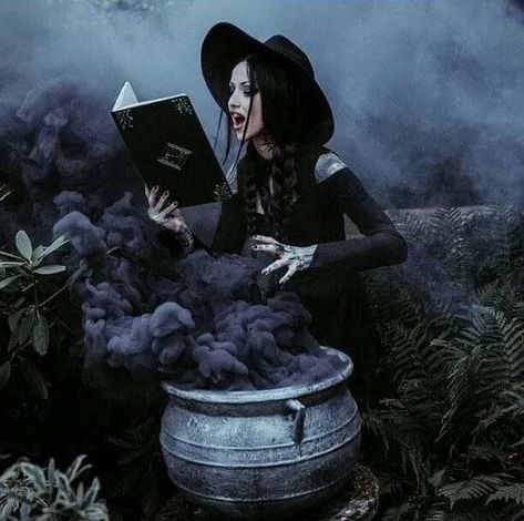 Witchy Photos, Scary Artwork, Witchy Shoot, Witch Shoot, Witchy Photoshoot, Spooky Photoshoot, Rauch Fotografie, Witch Photos, Halloween Photography