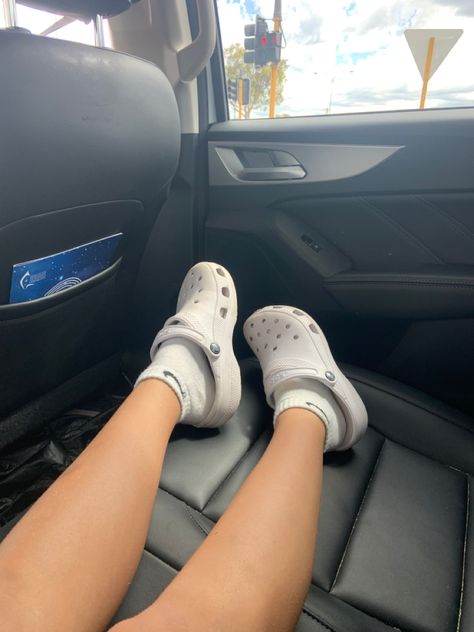 Crocs Asthetics Outfit, Cute Fits With Crocs, Nike Socks With Crocs, Crocs With Nike Socks, Crocs White Outfit, White Croc Outfits, White Crocs Jibbitz Ideas, White Crocs Aesthetic, Black Crocs Outfit