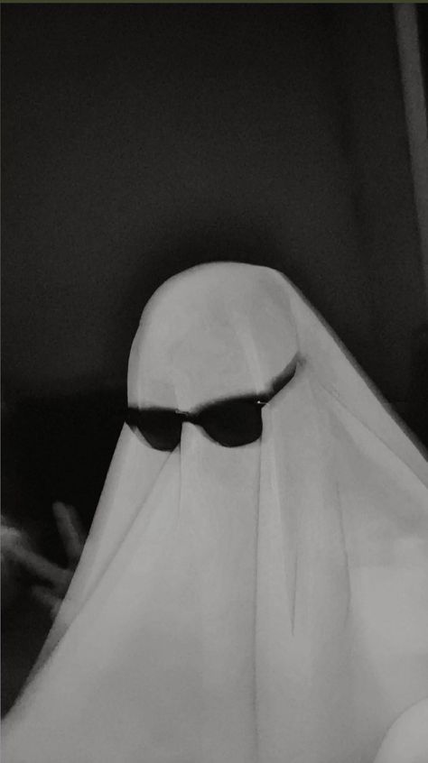 Ghost trend Ghost With Glasses, Ghost With Sunglasses, Ghost Pic, Ghost Core, Ghost Pfp, Ghost Trend, Ghost Photography, Face Profile, Self Pictures