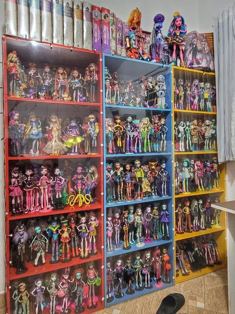 Doll Collection Display Ideas, Monster High Doll Display, Doll Shelves, Doll Collection Display, Mh Dolls, Doll Museum, Moster High, Miss Match, Doll Aesthetic