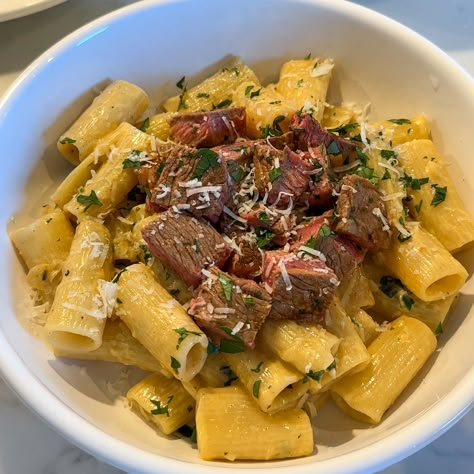 This creamy, satisfying Garlic Parmesan Steak Pasta is the perfect dish. It's delicious pasta sauce pairs with flavorful ribeye steaks. Garlic Butter Steak Pasta, Garlic Steak Pasta, Garlic Parmesan Steak Pasta, Pasta And Steak Recipes, Pasta Steak Recipes, Stake Pasta, Steak With Pasta, Steak And Pasta Recipes, Steak Pasta Recipes