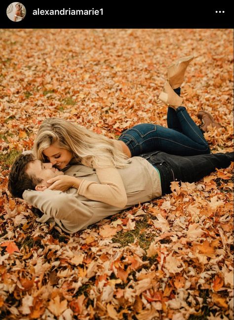 Couples Thanksgiving Pictures, Thanksgiving Photoshoot Couples, November Photoshoot Ideas Couple, Thanksgiving Couple Pictures, Bf Gf Fall Pictures, Fall Pumpkin Couple Pictures, November Photoshoot Ideas, Romantic Fall Couple Photos, Autumn Love Couple Aesthetic