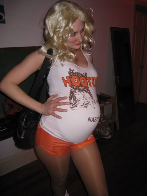 Pregnant Hooters Girl - this years Halloween costume!!!!!!! Oh if only i had the guts to do this! And a big enough baby bump!! Funny Pregnant Halloween Costumes, Pregnant Costumes, Hooters Costume, Sibling Halloween Costumes, Pregnancy Costumes, Pregnant Halloween Costumes, Last Halloween, Pregnant Halloween, Boy Halloween Costumes