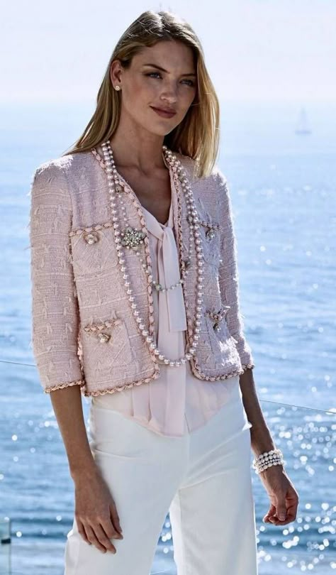 How to wear a Chanel style jacket - Yourstyleover40 EN Tweed Jacket Outfit, Chanel Style Jacket, Mode Chanel, Finding Inspiration, Chanel Jacket, Pink Tweed, Chanel Inspired, Chanel Couture, Moda Chic