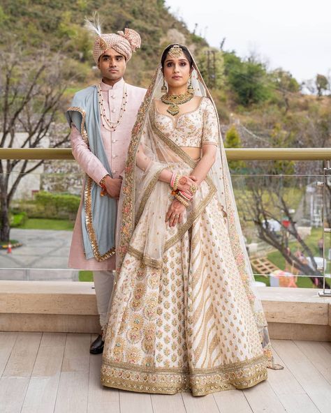 Loving the pop of gold and green jewelry with her ivory lehenga! You're missing out on a lot of you still haven't checked out… designer bridal lehenga Outdoor Hindu Wedding, Bridal Dresses Ideas, Reception Suits, Ivory Lehenga, Groom Fashion, Bridal Lehenga Collection, Bridal Attire, Mussoorie, Hill Wedding