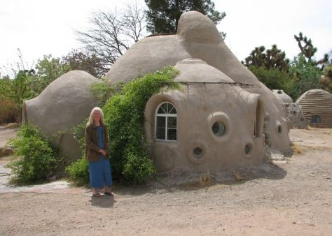 Superadobe. Method is laying coils of earth fill bags in a circle, held together with barb wire, then apply stucco to interior and exterior Eco Construction, Casa Hobbit, Earth Bag Homes, Earth Bag, Earthship Home, Dome Home, Natural Homes, Unusual Buildings, Adobe House