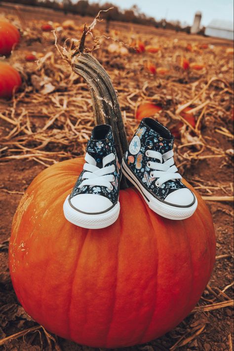 Fall Themed Maternity Photoshoot, Fall Maternity Inspiration, Fall Pumpkin Maternity Photos, Fall Gender Reveal Photo Shoot, Fall Maternity Photoshoot Pumpkin Patch, Maternity Photography Pumpkin Patch, Pregnant Pumpkin Patch Photos, Fall Pregnancy Photoshoot With Kids, Fall Photoshoot Pregnancy