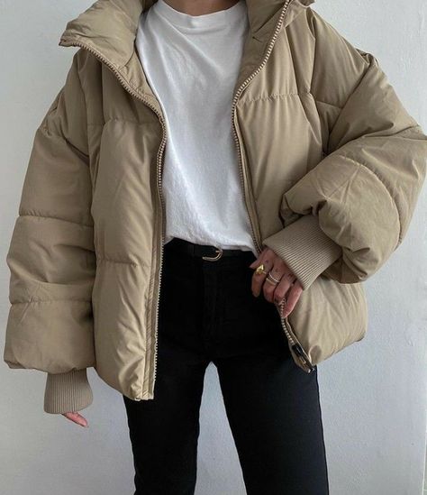 Beige Puffer, Puffer Jacket Outfit, Looks Pinterest, Fashion 90s, Jacket Outfit, Looks Chic, Looks Style, Mode Inspiration, Winter Fashion Outfits