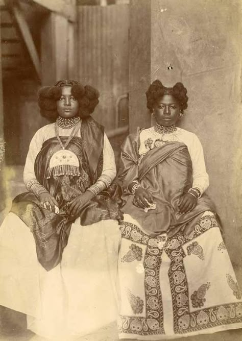 20 Vintage Photos of Madagascan Women Showcasing Their Beautiful Hairstyles in the Early 20th Century ~ Vintage Everyday Madagascar Culture, Black Hair History, African Hair Styles, Vintage Africa, Hair History, African Royalty, Vintage Black Glamour, We Are The World, Photo Vintage