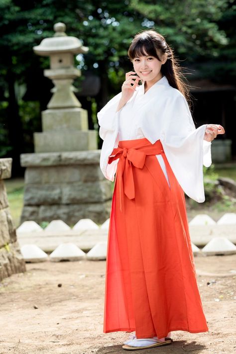 Hakama Women, Japanese Priestess, Kikyo Cosplay, Japanese Traditional Clothing, Shrine Maiden, Poses References, Kimono Dress, Japanese Kimono, Kimonos