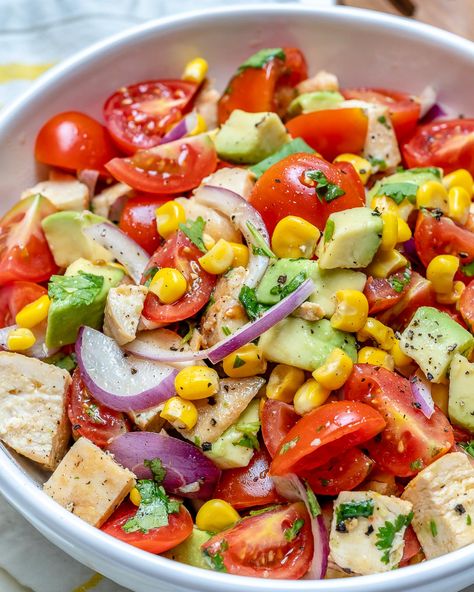 Avocado Chicken Salad for Fresh Clean Eating! Chicken Salad Ingredients, Plats Healthy, Avocado Chicken, Avocado Tomato Salad, Fresh Avocado, Clean Food Crush, Food Crush, Avocado Chicken Salad, Chicken Dinners