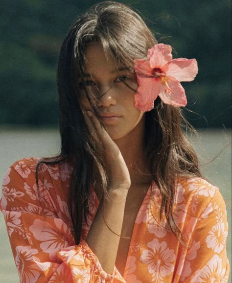 Soft Tropical Aesthetic, Tropical Beach Photoshoot, Hawaiian Beach Photoshoot, Tropical Photoshoot Ideas, Hawaii Model, Hawaiian Girl Aesthetic, Pineapple Photoshoot, Hawaii Inspo Pics, Film Portrait Photography