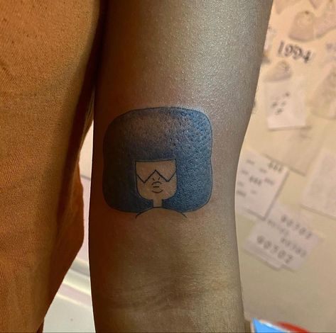 garnet tattoo steven universe tattoo black skin dark skin Pro Black Tattoos Ideas, Anime Tattoo Black Skin, Anime Tattoos Black People, Chest Tattoos For Black Women, Garnet Tattoo, Steven Universe Tattoo Simple, Tattoos Dark Skin, Green Tattoo On Dark Skin, Tattoos For Dark Skin