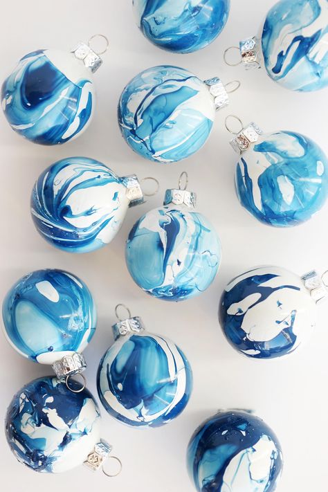 Visit The Sweetest Occasion for dozens of beautiful homemade ornaments including easy DIY ornaments made with simple glass ornaments. Marbled Ornaments, Homemade Ornaments, Navidad Diy, Easy Christmas Diy, Noel Christmas, Holiday Diy, Blue Christmas, Xmas Ornaments, Homemade Christmas