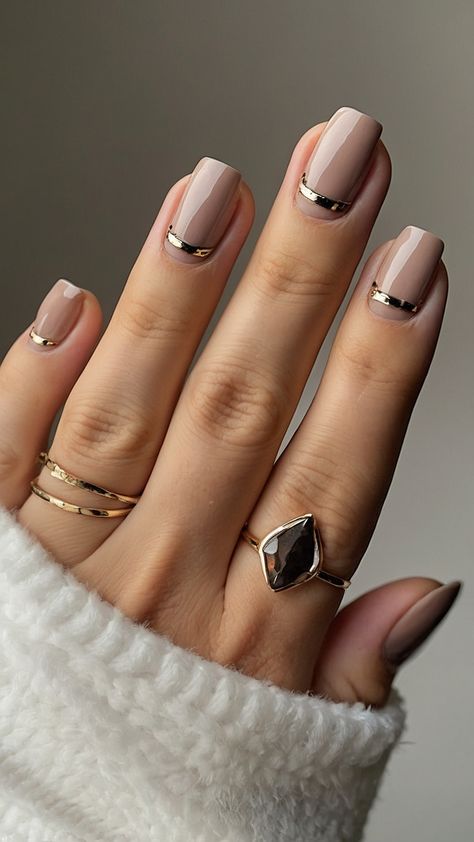 Explore chic nail art designs with this classy and simple collection From classy almond to rocker black and boho minimal to shabby white discover easy and trendy nail art inspirations for short nails Rock your nails with classy designs like square ongles and more Trendy Boho Nails, Fall Nails 2024 Square, Short Square Nail Designs Simple, Minimal Fall Nails, Minimal Nails Design, Short Square Nails Ideas, Short Nail Art Ideas, Rocker Nails, Bohemian Nails