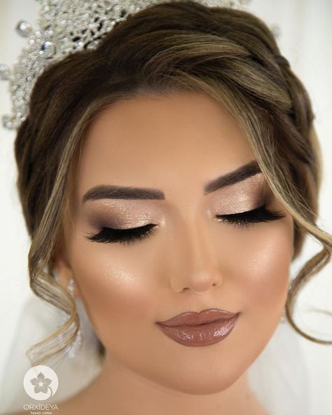 Brides Makeup Look, Wedding Makeup Looks For Bride Green Eyes, Bridal Makeup Autumn, Bride Makeup Ideas Wedding, Makeup Ideas For Champagne Dress, Formal Makeup Looks Full Glam, Make Up For Champagne Dress Eye Makeup, Quinceanera Mom Makeup, Gold Bride Makeup