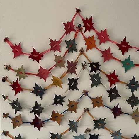 Diy Christmas Decorations Garland, Xmas Arts And Crafts, Christmas Crafts Aesthetic, Christmas Inspo Decor, Aesthetic Christmas Crafts, Christmas Aesthetic Decoration, Cool Christmas Decorations, Tessa Layzelle, Christmas Decor Paper