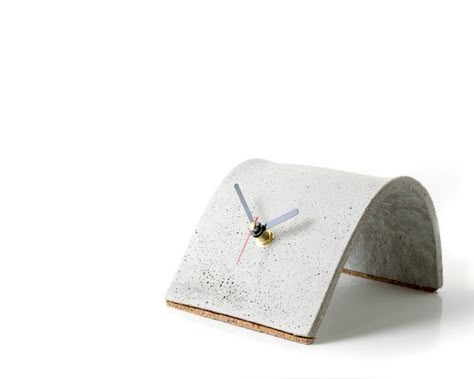 Concrete Clock, Clock Ideas, Cement Diy, Concrete Table, Retro Clock, Concrete Crafts, Traditional Artwork, Cement Crafts, Table Clocks