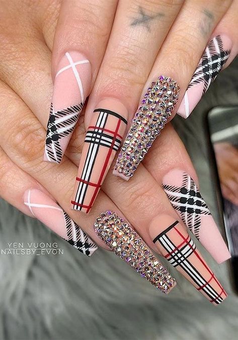 Nails Plaid, Burberry Nails, Plaid Nail Designs, Gucci Nails, Nails Autumn, Autumn Nail, Plaid Nails, Cute Acrylic Nail Designs, Winter Plaid