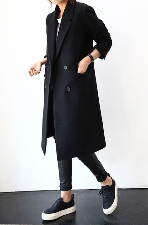 How To Wear Platform Sneakers Minimalisticky Chic, Minimal Stil, Minimalist Moda, Fall Fashion Coats, Long Black Coat, Mode Casual, Looks Black, 가을 패션, Fashion Mode