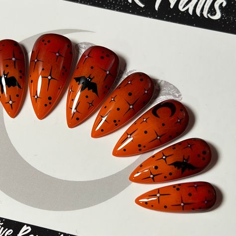 Welcome to LD Nails! 🖤 One set of 10 REUSABLE Press On Nails 🖤 🖤 Made to order in your shape & size 🖤 🦇 Haunted Eclipse: Halloween press on nail set in burnt orange with a shadowy top down black to purple ombré and hand painted bats and stars. Purchase INCLUDES an application kit! It consists of: 🖤 detailed application & removal instructions 🖤 a sealed and sanitary mani kit (100/180 file, buffer block, cuticle pusher) 🖤 2 alcohol pads 🖤 nail tabs or glue (glue is standard, request tabs in the personalization box if you prefer them!) *Only one kit is sent per order. Extra kits and kit contents can be picked up here 👉 https://www.etsy.com/ca/listing/817160463/application-kit-press-on-nails-gothic Est. 2020: LD Nails specializes in custom Gothic, Witchy and Alternative Press On Nail Painted Bats, Halloween Nail Ideas, Creative Nail Art, Holloween Nails, Halloween Manicure, Halloween Press On Nails, Goth Nails, Halloween Nail Designs, Halloween Nail