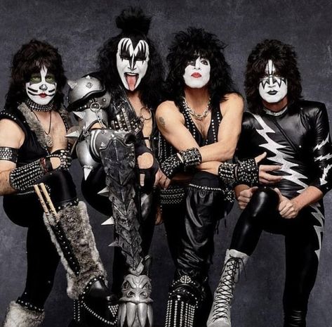 Ms Doubtfire, Scooby Doo Daphne, Bruce Kulick, Banda Kiss, Kiss Rock Band, Tommy Thayer, Kiss Outfits, Best Kiss, Eric Singer