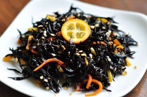 Recipe: Hijiki with Carrots // love carrots love seaweed obviously this has my name on it Hijiki Salad, Hijiki Seaweed, Spirulina Recipes, Macrobiotic Recipes, Easy Vegetable Recipes, Sleep Disorder, Sweet Smoothies, Carrots Recipe, Seaweed Snacks